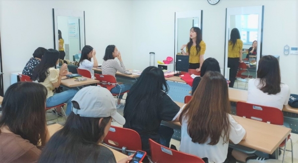 ‘2019 해외취업지원사업’ 교육생 10명이 현지에 조기 취업하는 성과를 거뒀다. 사진은 화장방법 등을 강의하는 모습.