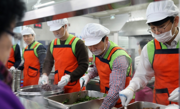 이창재(우측 두 번째) 한국산림복지진흥원장이 26일 대전 동구행복한어르신복지관에서 봉사단과 함께 중식 배식 봉사활동을 하고 있다.