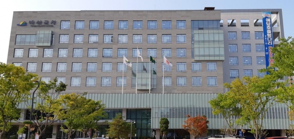 군청사 슬로시티 로고기 게양 모습