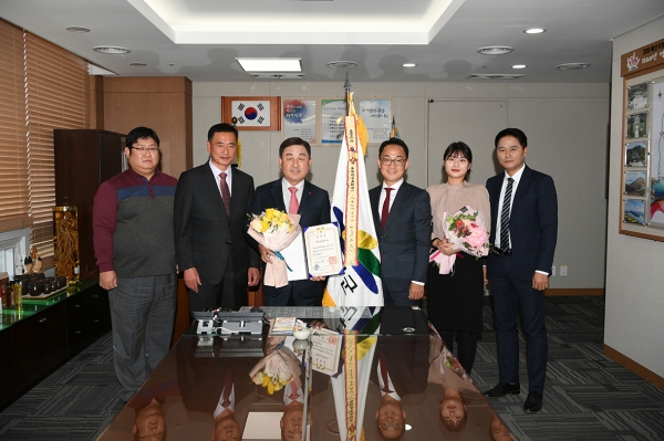 예산군 비상대비 자원관리 분야 우수기관 대통령 표창 수상 기념촬영(왼쪽에서 세번째 황선봉 예산군수).