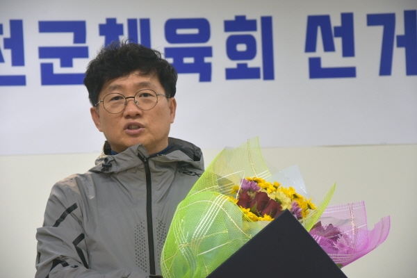 오세영 당선자가 당선 소감을 발표하고 있다 / 조홍기 기자