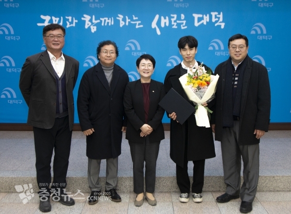 어려운 이웃돕기 유공분야에 선정된 한남대 이경훈 학생(사진 오른쪽2번째)