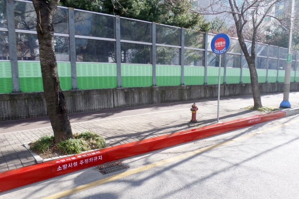 소화전 주변 적색 노면 표시 모습