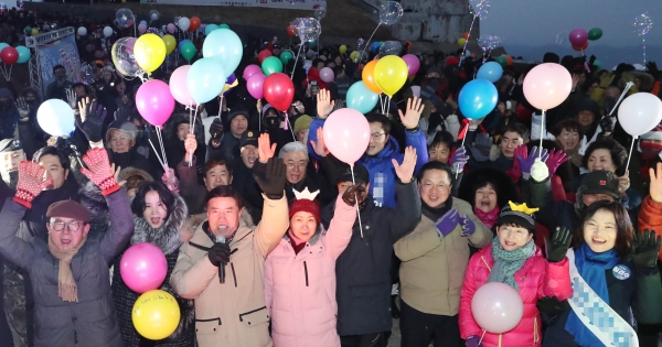 황인호 동구청장과 이나영 동구의회 의장(사진 가운데)이 행사 참석자들과 함께 큰 함성과 함께 희망찬 새출발을 다짐하고 있다.