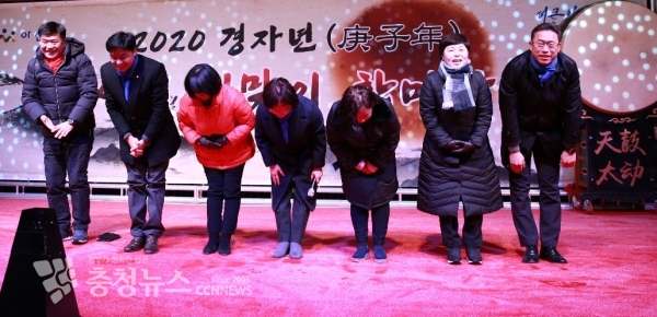 아산시의회 의원들이 2020년 경자년(庚子年) 해맞이 행사를 맞아 아산시민의 행복지수 높이기 위해 최선 다해 의정활동 펼쳐 나갈 것 약속하며 시민들께 큰절을 올리고 있다.(좌로부터 맹의석·황재만·이의상의원, 김영애 의장, 조미경·김수영·홍성표의원)