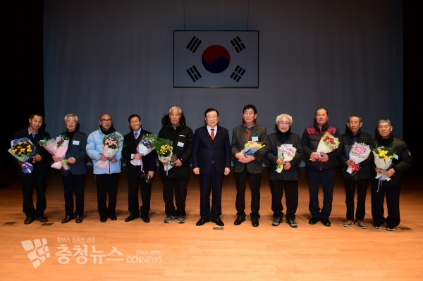 김석환 홍성군수, 2019 군정을 빛낸 홍성인 수상자와 함께