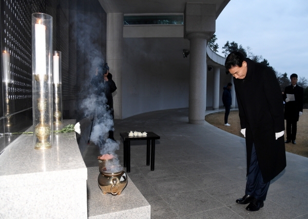 박용갑 청장과 중구직원들 보훈공원 참배로 2020년 첫날 열어