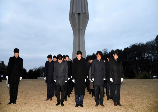 대전 중구 직원들 보훈공원 참배 모습