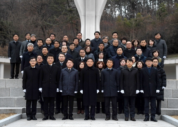 대전 중구 직원들 보훈공원 참배 모습