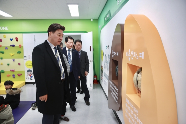 2일 구만섭 천안시장 권한대행이 새해 첫 업무로 주요 현장방문에 나서 성정건강생활지원센터를 둘러보고 있다