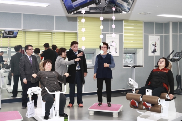 2일 구만섭 천안시장 권한대행이 새해 첫 업무로 주요 현장방문에 나서 성정건강생활지원센터를 둘러보고 있다