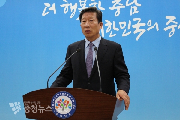 김덕호 전 충남도체육회 부회장이 2일 충남도청 브리핑룸에서 충남도체육회장 출마 기자회견을 열었다.