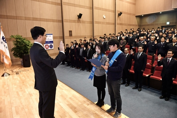 선포식은 근로자 대표의 산업재해 제로 결의문 낭독과 무재해기(旗) 게양순으로 이뤄졌다. 임직원들이 조용만 사장 앞에서‘산업재해 제로’를 결의하고 있다