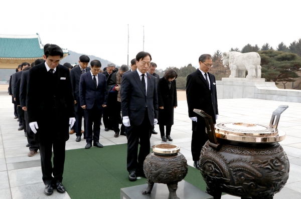 설동호 교육감 현충원 참배 모습