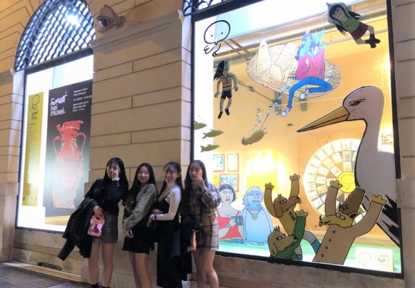 어린이 박물관 앞에서