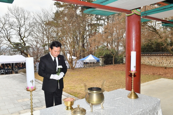 박정현 부여군수 충령사 참배장면