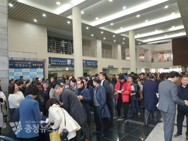 박영순 북 콘서트 행사장 로비에 구름인파가 몰린 모습