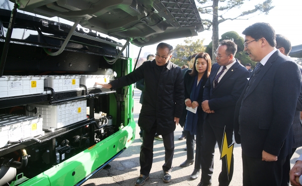 친환경 전기 시내버스를 살펴보는 맹정호 시장