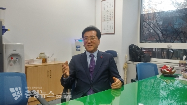 조원휘 전 대전시의회 부의장이 6일 대전시의회 기자실을 찾아 총선 불출마를 밝히고 있다.