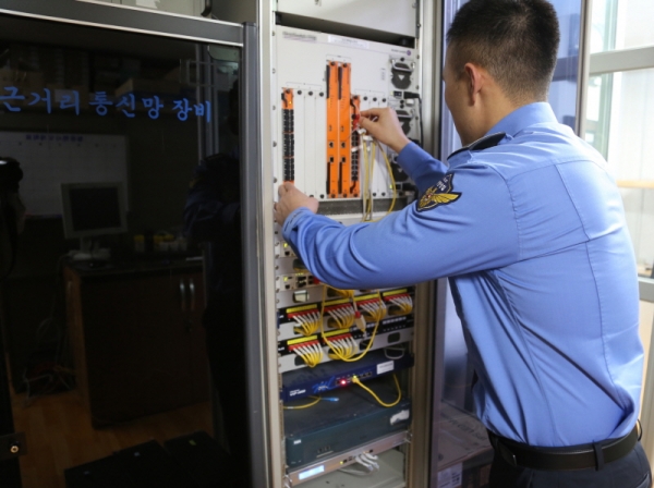 태안해경서 정보통신 관계자가 자체 네트워크 전산망을 점검하고 있다. (사진태안해양경찰서 제공)