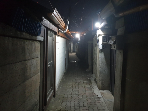 좁은 골목길에 설치된 친환경 LED 태양광조명 설치 모습