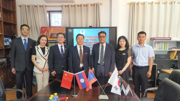 임대영(오른쪽 세번째) 배재대 국제협력선도대학사업단장이 7일 라오스 수파누봉대학교에서 중국 쿤밍대 관계자들과 협력 조인식을 갖고 있다