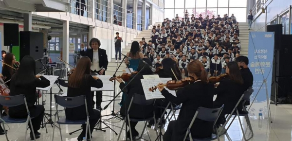 디와이오토 직장으로 찾아가는 공연 사진