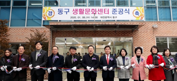 황인호 동구청장(오른쪽 다섯번째) 및 이나영 동구의회 의장(오른쪽 네번째) 등 행사 참석자들이 테이프 커팅을 하고 있다