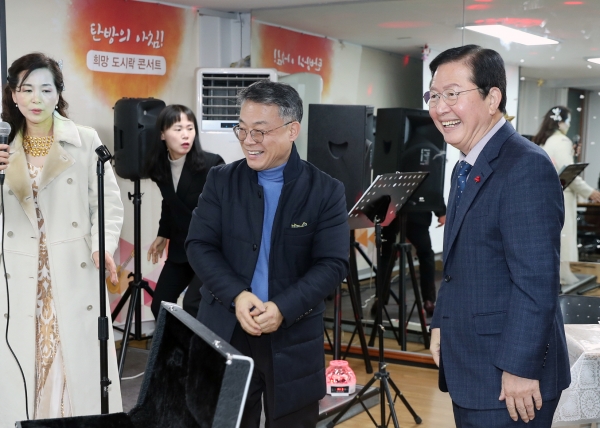 8일 주민 50여 명이 참석한 가운데 열린 ‘탄방의 아침, 희망 도시락콘서트’ 진행