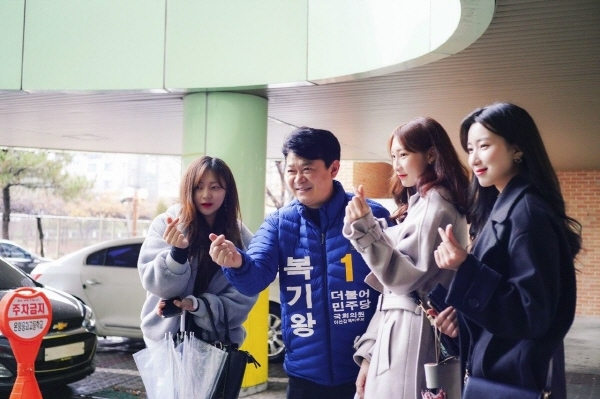 아산 용화고 졸업식 찾은 복기왕 예비후보