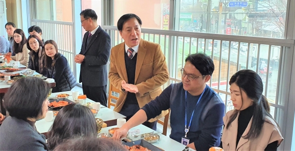 김선재 배재대 총장이 8일 대전 서구 한 식당에서 직원들과 열린 소통을 위한 간담회를 열고 인사말을 하고 있다.