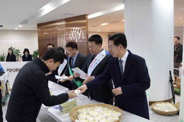 양승조 충청남도지사와 조두식 NH농협은행 충남영업본부장이 출근하는 도청직원 및 지역민들에게 우리쌀 애용 떡나눔행사를 하고 있다.