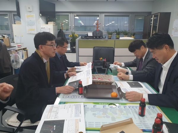 천안시가 지난 7일 충남도청을 방문해 지역 현안사업을 설명하고 도비 지원을 요청하고 있다.