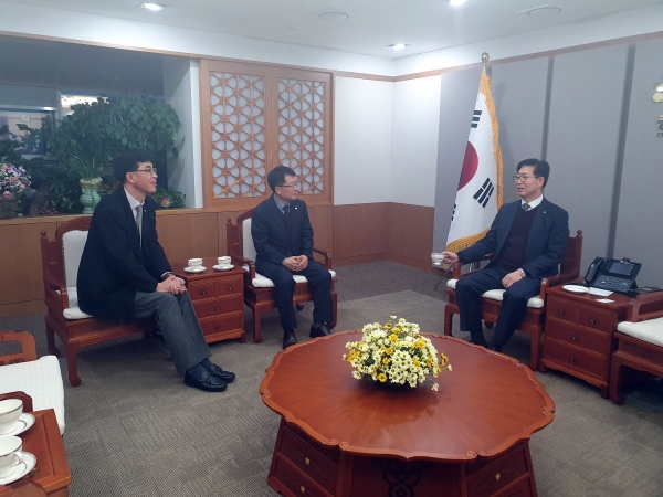 지난 7일 충남도청을 방문해 양승조 도지사를 만나 지역 현안사업을 설명하고 있다