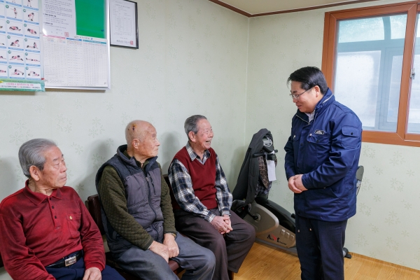 오세현 시장이 방현1리 어르신들과 담소를 나누고 있다