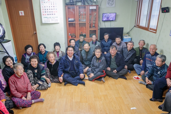 오세현 시장이이 방현1리 어르신들과 담소를 나누고 있다