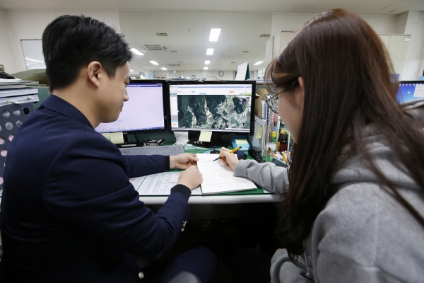 군청 민원봉사과에서 민원인이 ‘조상 땅 찾기 서비스’로 토지소유 여부를 확인하고 있는 모습.