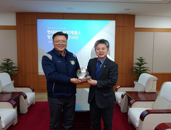 충청남도지사 표창 전수 현장 (왼쪽: 현대제철주식회사 상무 이선진, 오른쪽: 대전세종충남혈액원장 손일수)​