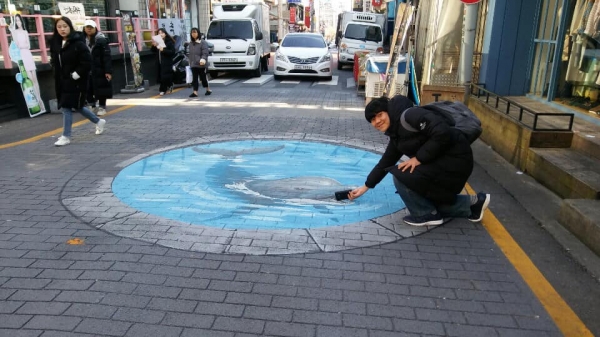 (도마로 16-3)앞 설치된 입체 돌고래 수족관 3D 그림