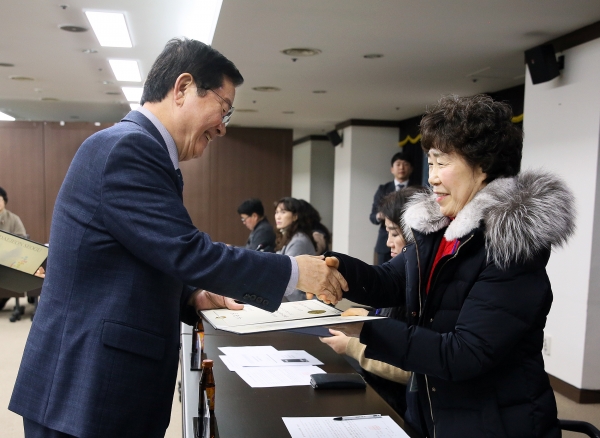 지난 8일 구청 장태산실에서 올 한 해 각 동별 생필품 등의 물가조사와 착한가격업소 관리 등을 수행할 물가조사모니터 21명을 새로이 위촉