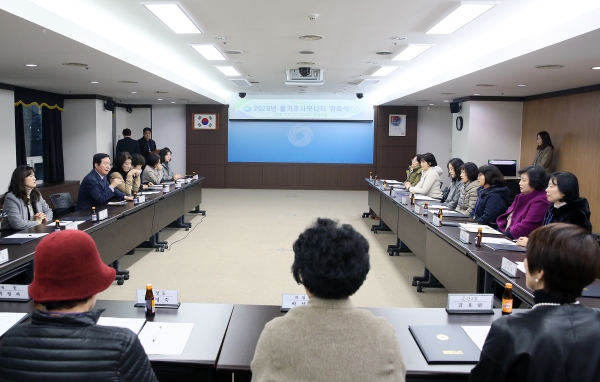 지난 8일 구청 장태산실에서 올 한 해 각 동별 생필품 등의 물가조사와 착한가격업소 관리 등을 수행할 물가조사모니터 21명을 새로이 위촉