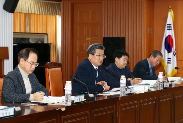 9일 구청 대회의실에서 정용래 유성구청장, 이동한 유성구 부구청장과 유성구 공무원들이 참여한 가운데 ‘2020 주요 업무계획 보고회’가 열리고 있다.