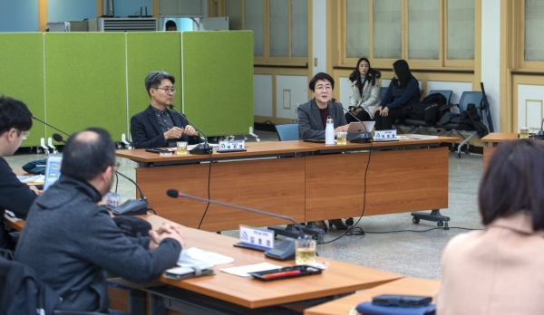 박정현 대덕구청장(맨 뒤줄 오른쪽)이 8일 구청 중회의실에서 열린 ‘대덕구 노동정책 기본계획 연구용역 완료보고회’에 참석해 회의 주재하는 모습