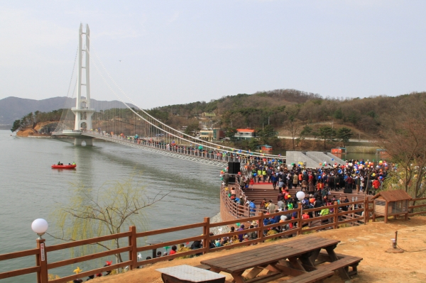 지난해 4월 6일 개통 당시 예당호 출렁다리.