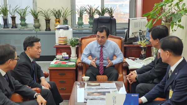 박정현 부여군수 등 부여군 집행부 국회 방문 장면