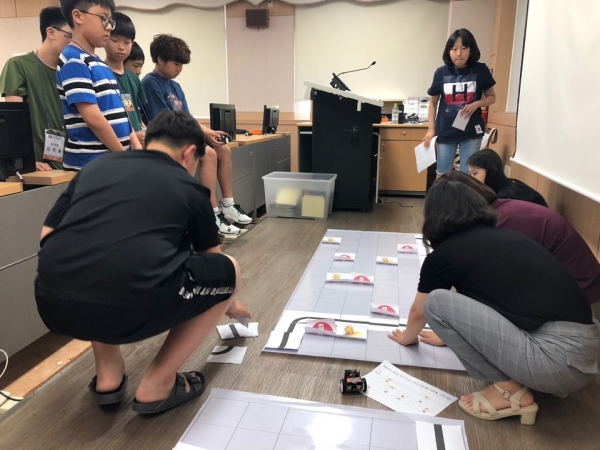 ​지난 2019년 8월, 제28회차 로봇캠프에 참여한 학생들이 미션을 수행하고 있다.