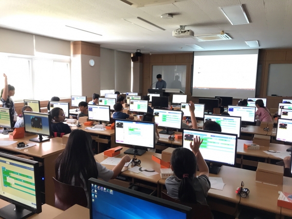 2019년 8월, 제28회차 로봇캠프에 참여한 학생들이 코딩 교육을 받고 있다.