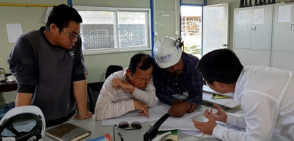 2019년 11월, 한국농어촌공사가 수행중인 해외기술엔지니어링사업(에티오피아 오로미아주 댐 및 관개수로 건설사업) 현장에서 농어촌공사 직원들이 현지직원과 그라우팅 추가시공 업무협의를 하고 있다