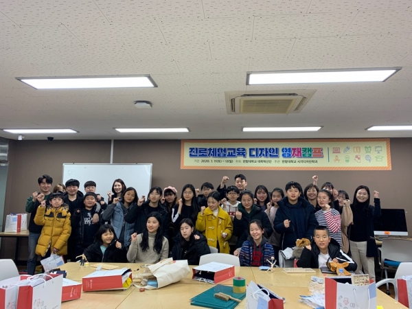 지난 11일에 진행된「제2회 디자인 영재 캠프: 대학생 멘토와 함께 하는 도전! 키즈 유튜버!」 단체 사진