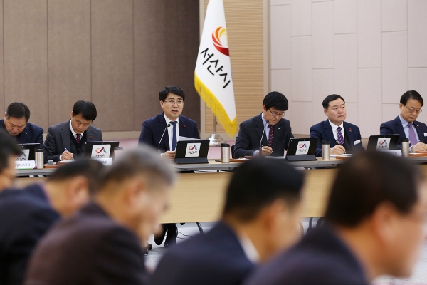 지난 13일 맹정호 서산시장이 확대간부회의를 주재하고 있다.